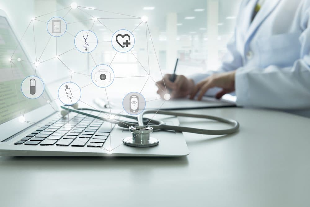 Doctor using a laptop computer contact with patient. Concepts of technology communication, medical online network. (Doctor using a laptop computer contact with patient. Concepts of technology communication, medical online network., ASCII, 115 componen